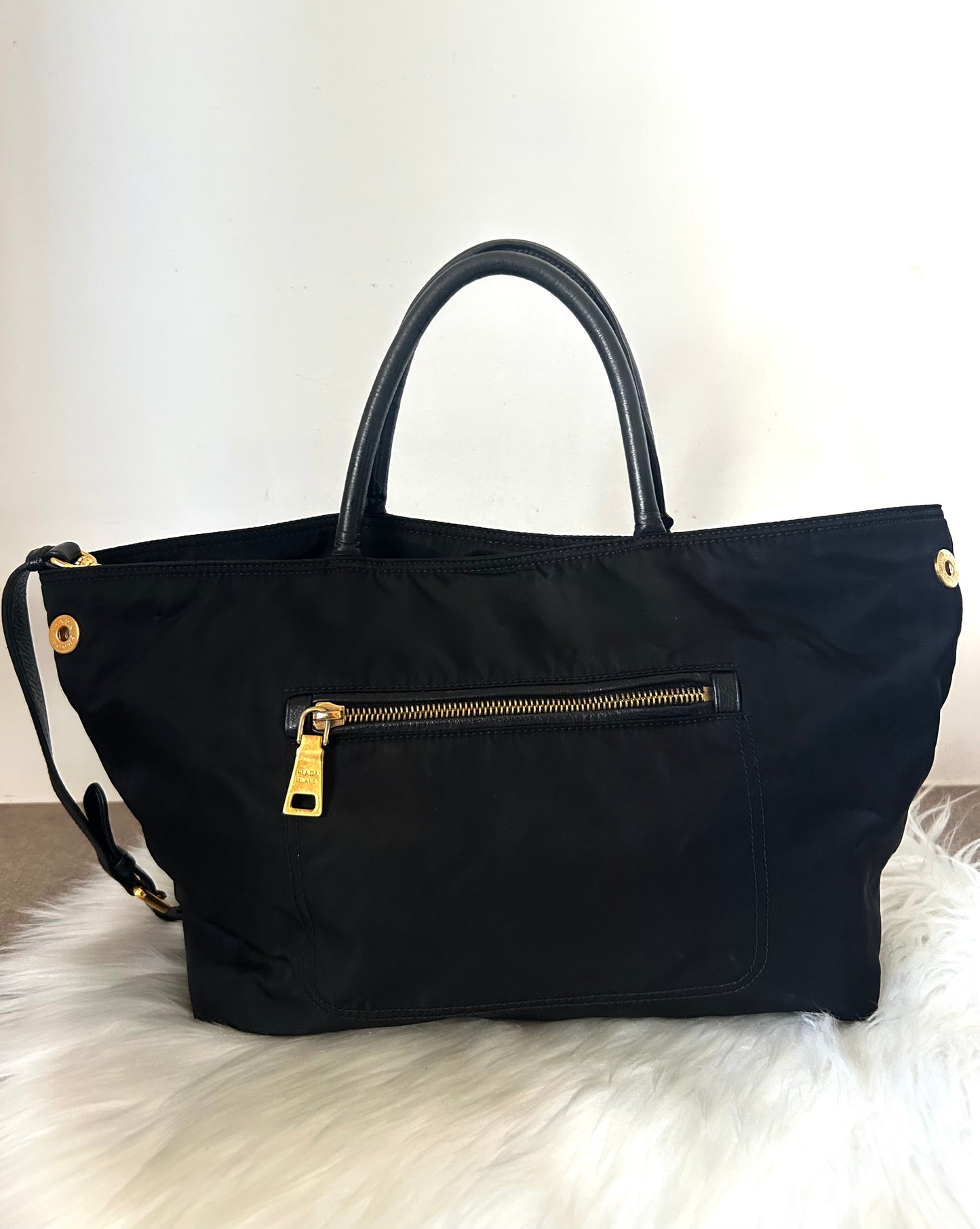 Prada tote nera in nylon e pelle