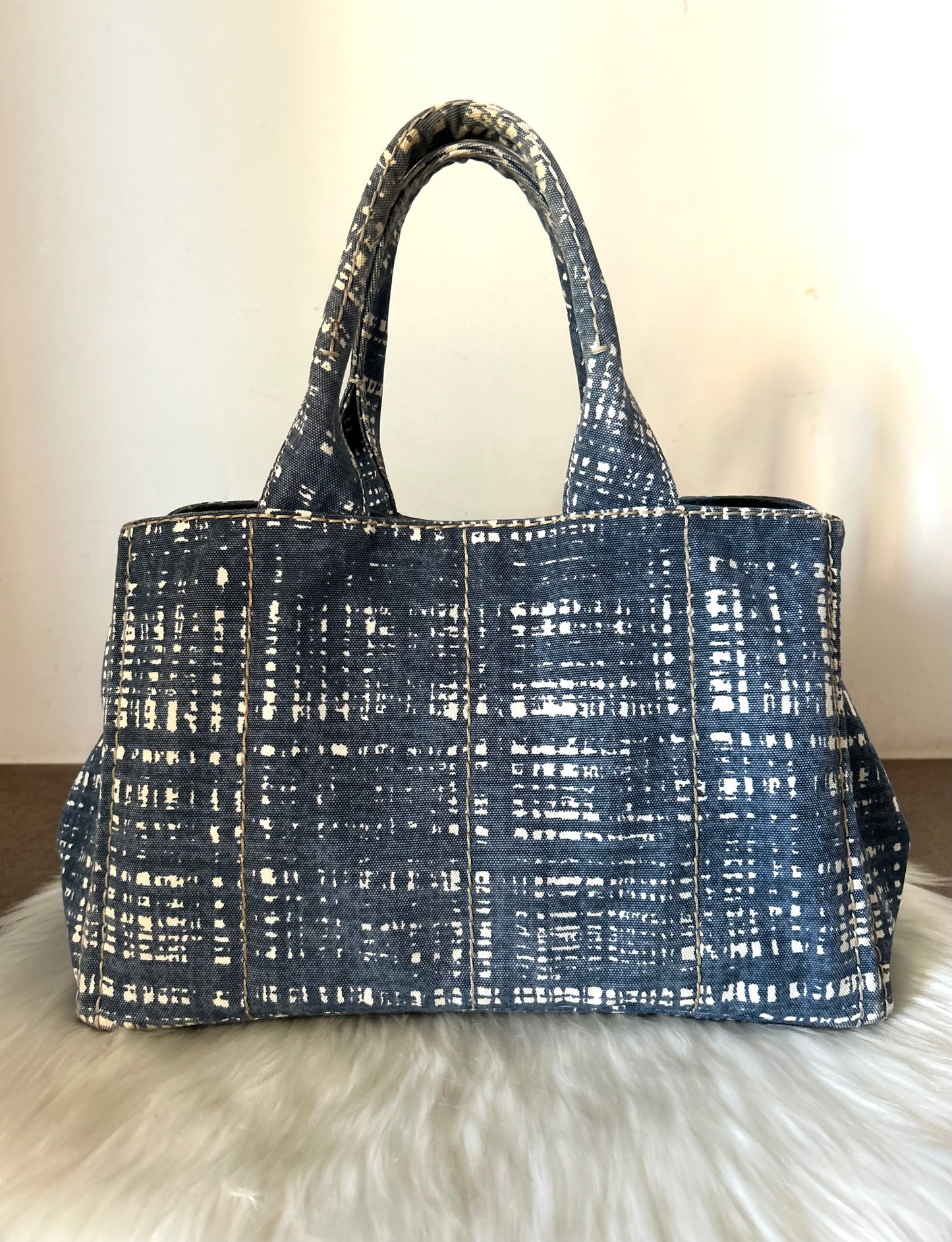 Prada tote in canapa stampata con cartellini