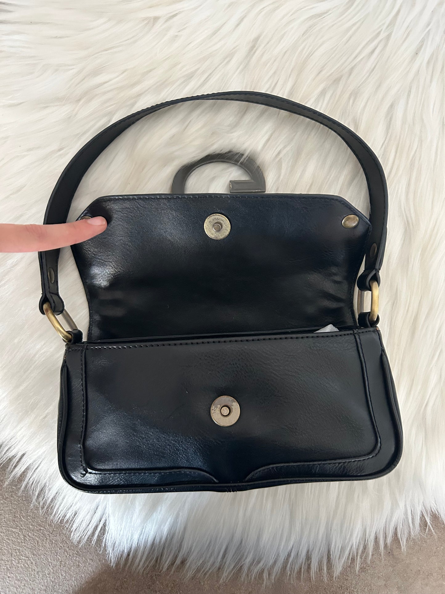 Borsa Guess vintage nera in similpelle con borchie