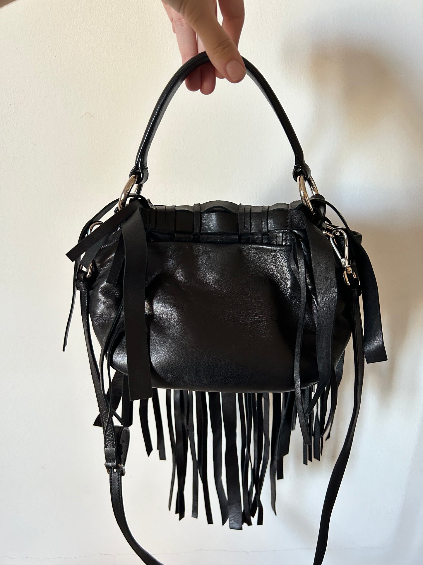 Prada in pelle nera con frange