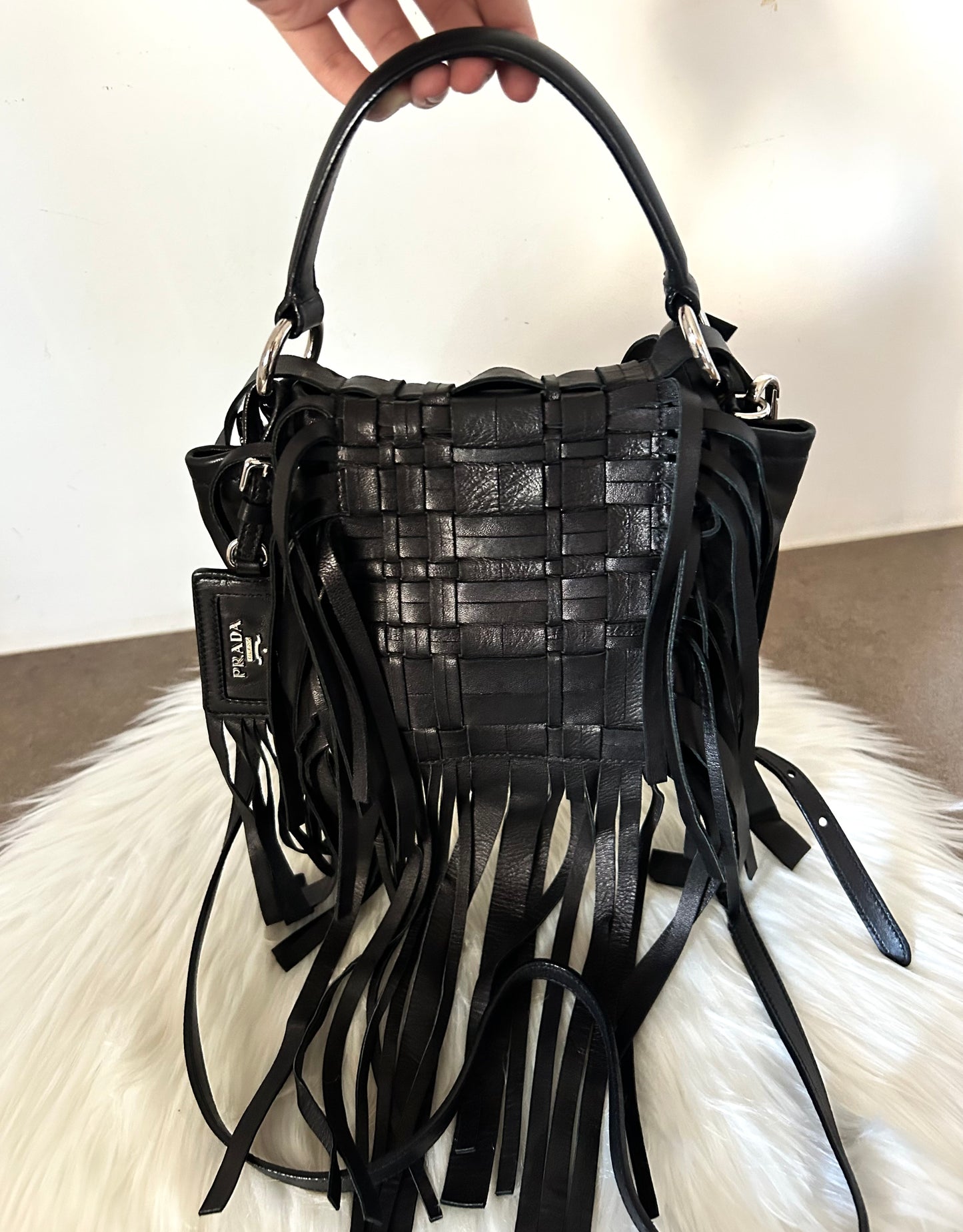 Prada in pelle nera con frange