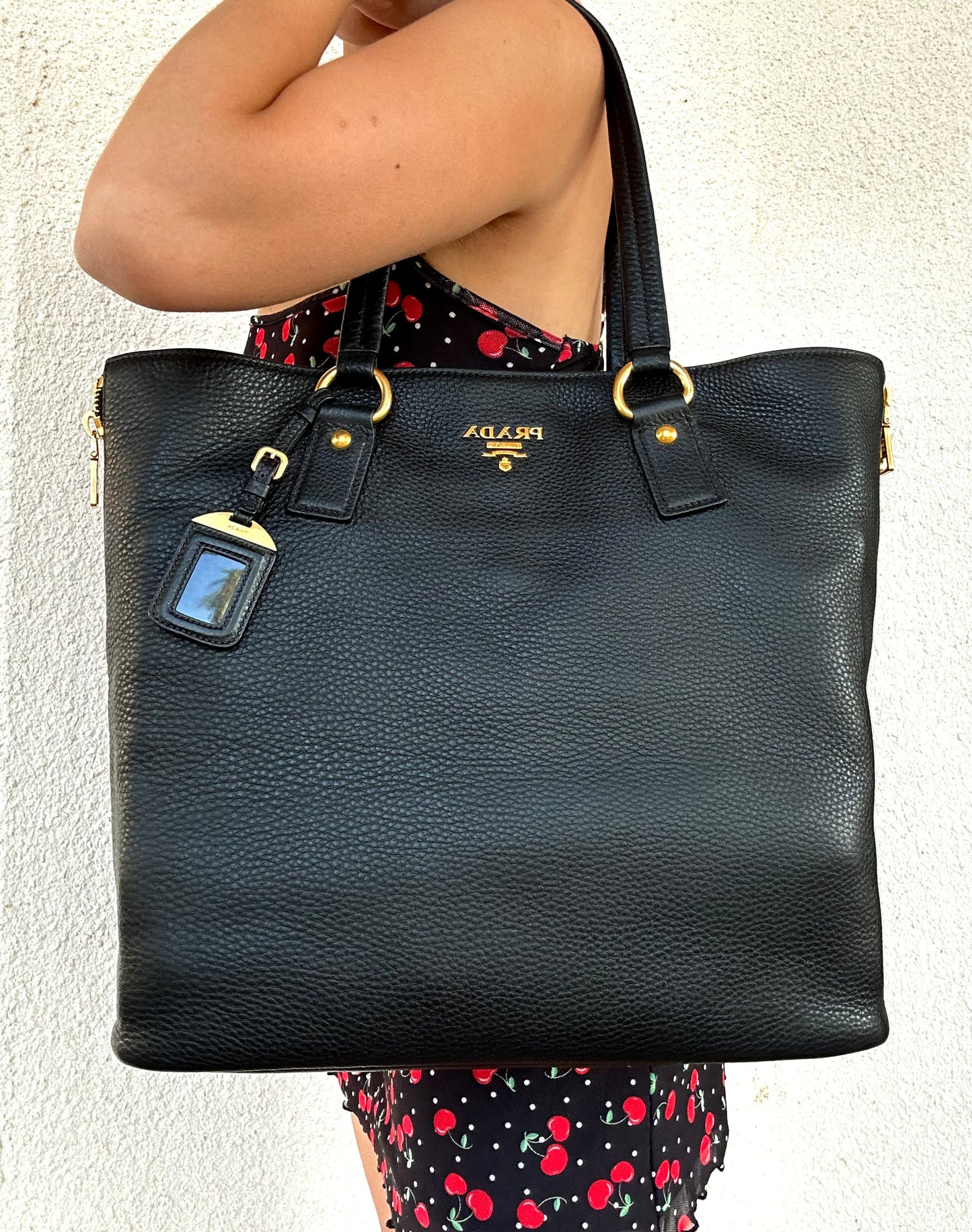 Borsa Prada tote in pelle martellata nera