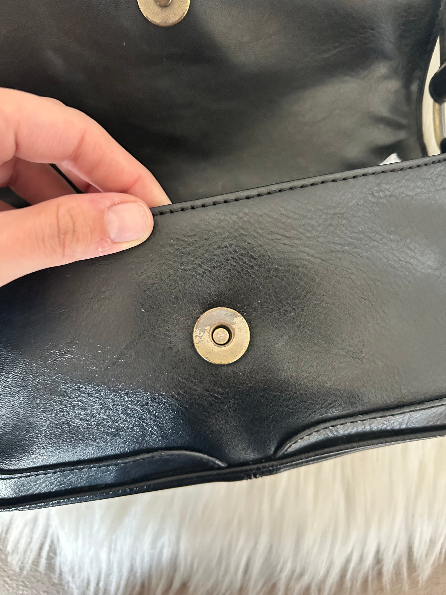 Borsa Guess vintage nera in similpelle con borchie