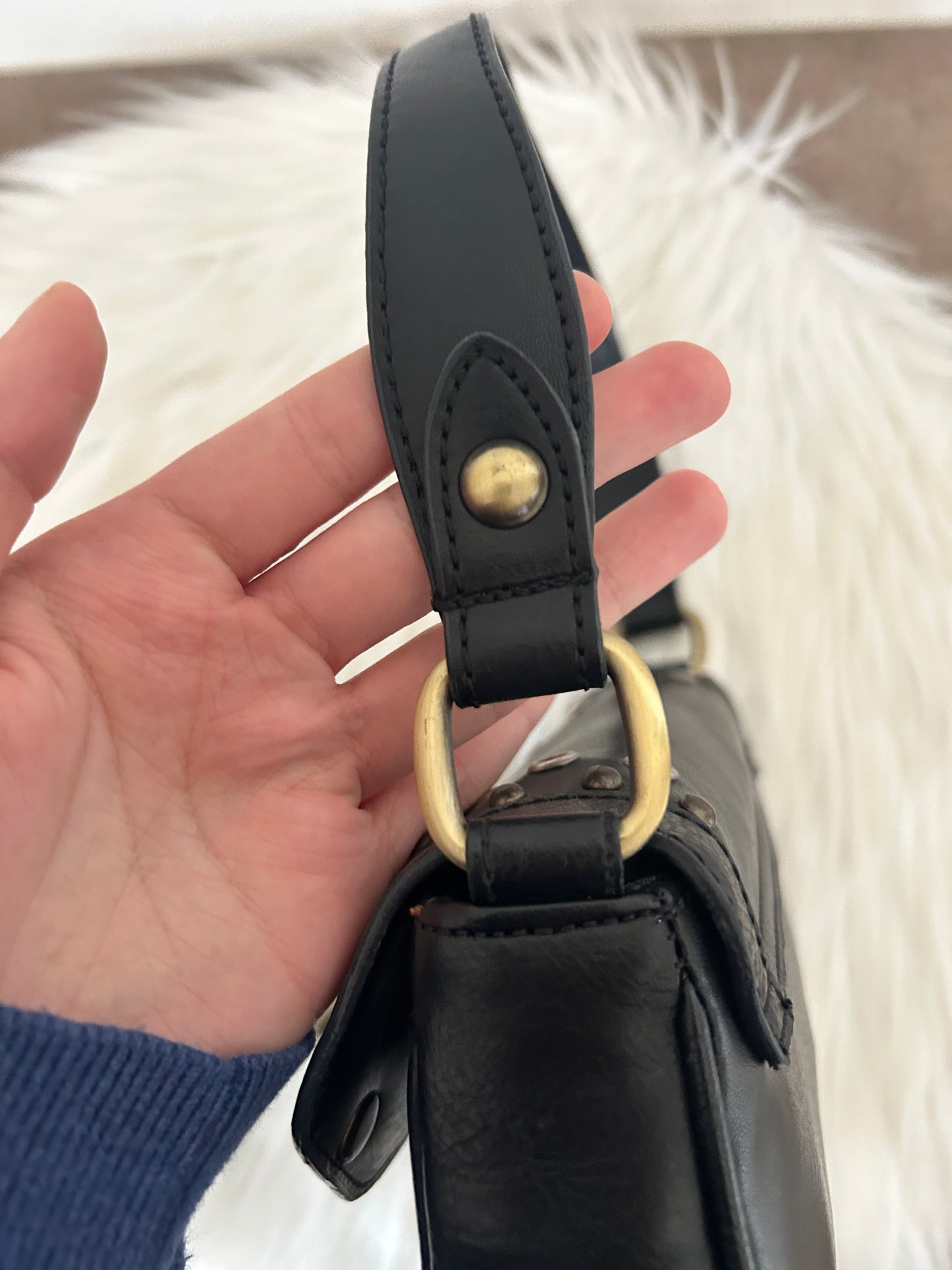 Borsa Guess vintage nera in similpelle con borchie