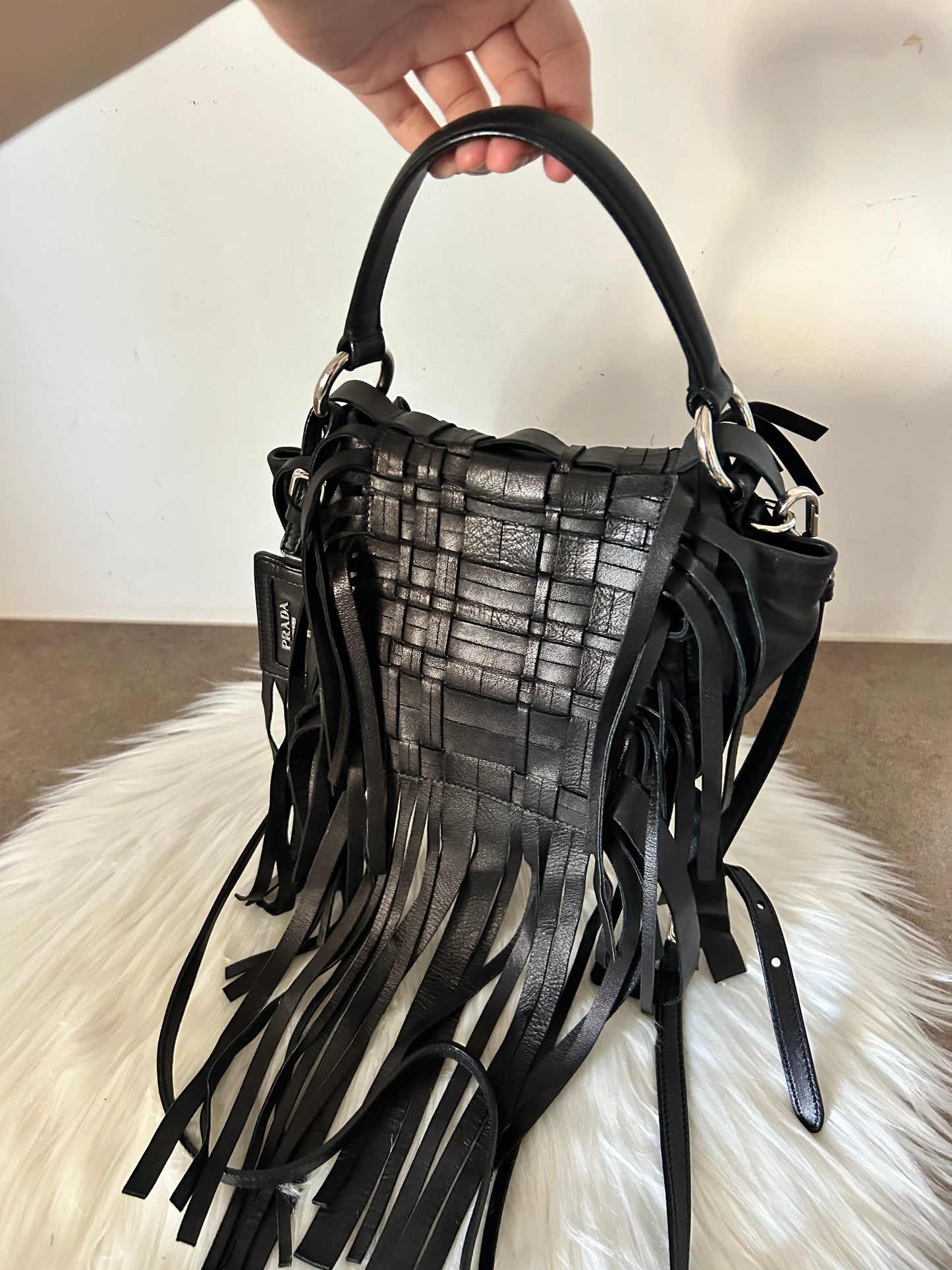 Prada in pelle nera con frange