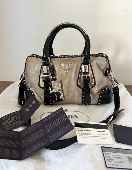 Bauletto Prada in pelle con borchie