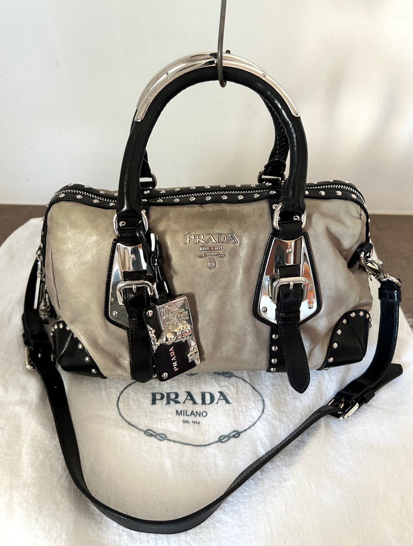 Bauletto Prada in pelle con borchie