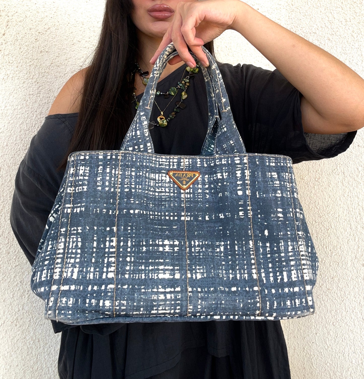 Prada tote in canapa stampata con cartellini