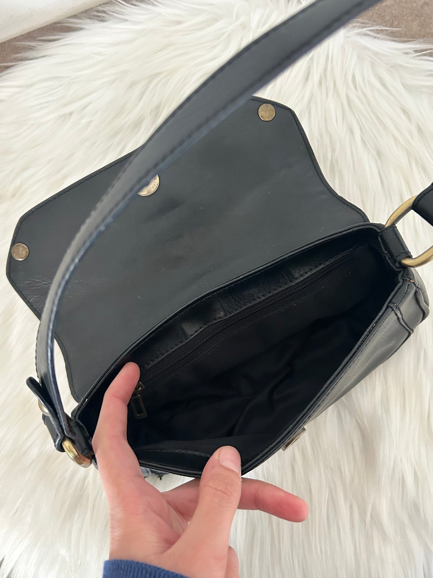 Borsa Guess vintage nera in similpelle con borchie