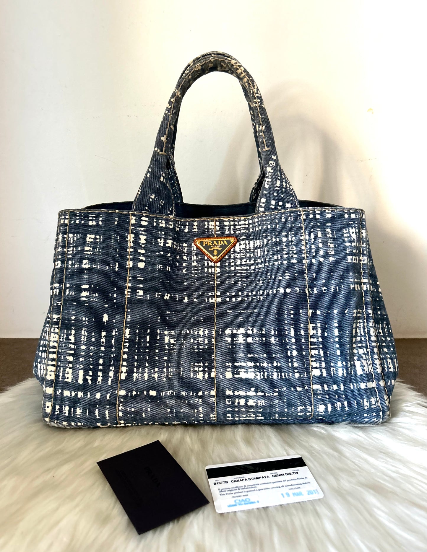 Prada tote in canapa stampata con cartellini