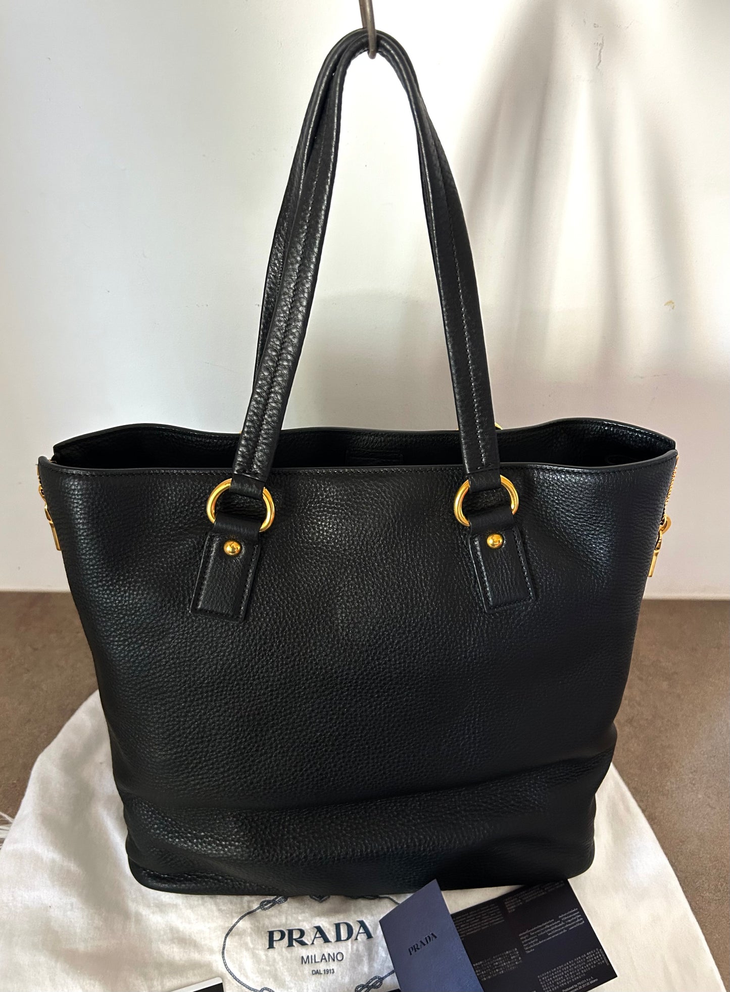 Borsa Prada tote in pelle martellata nera