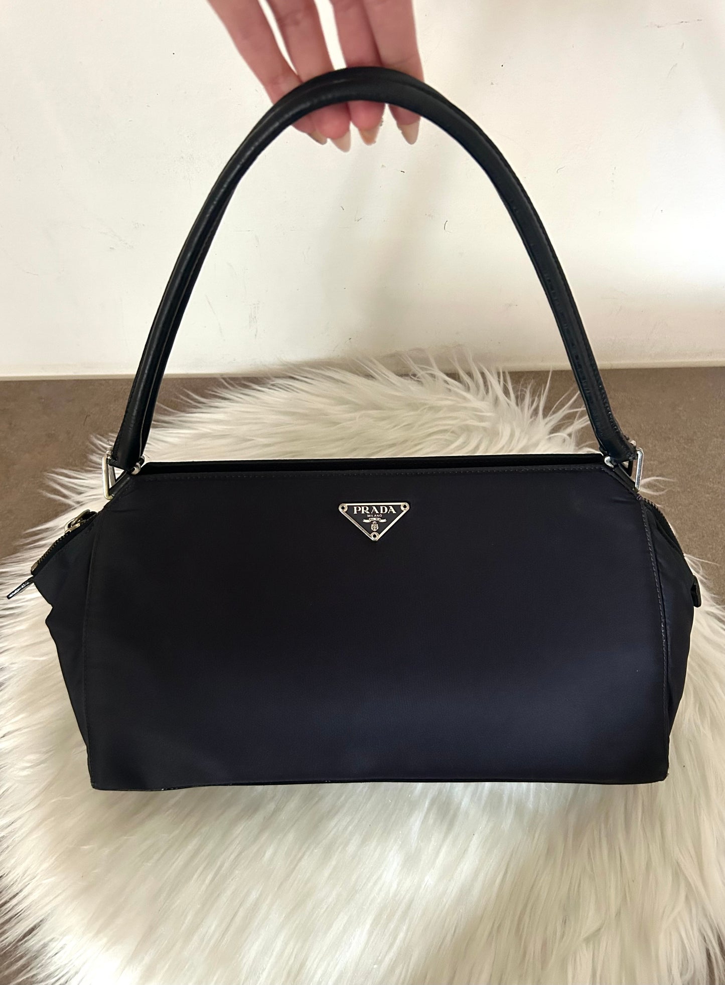 Prada baguette viola scuro in nylon