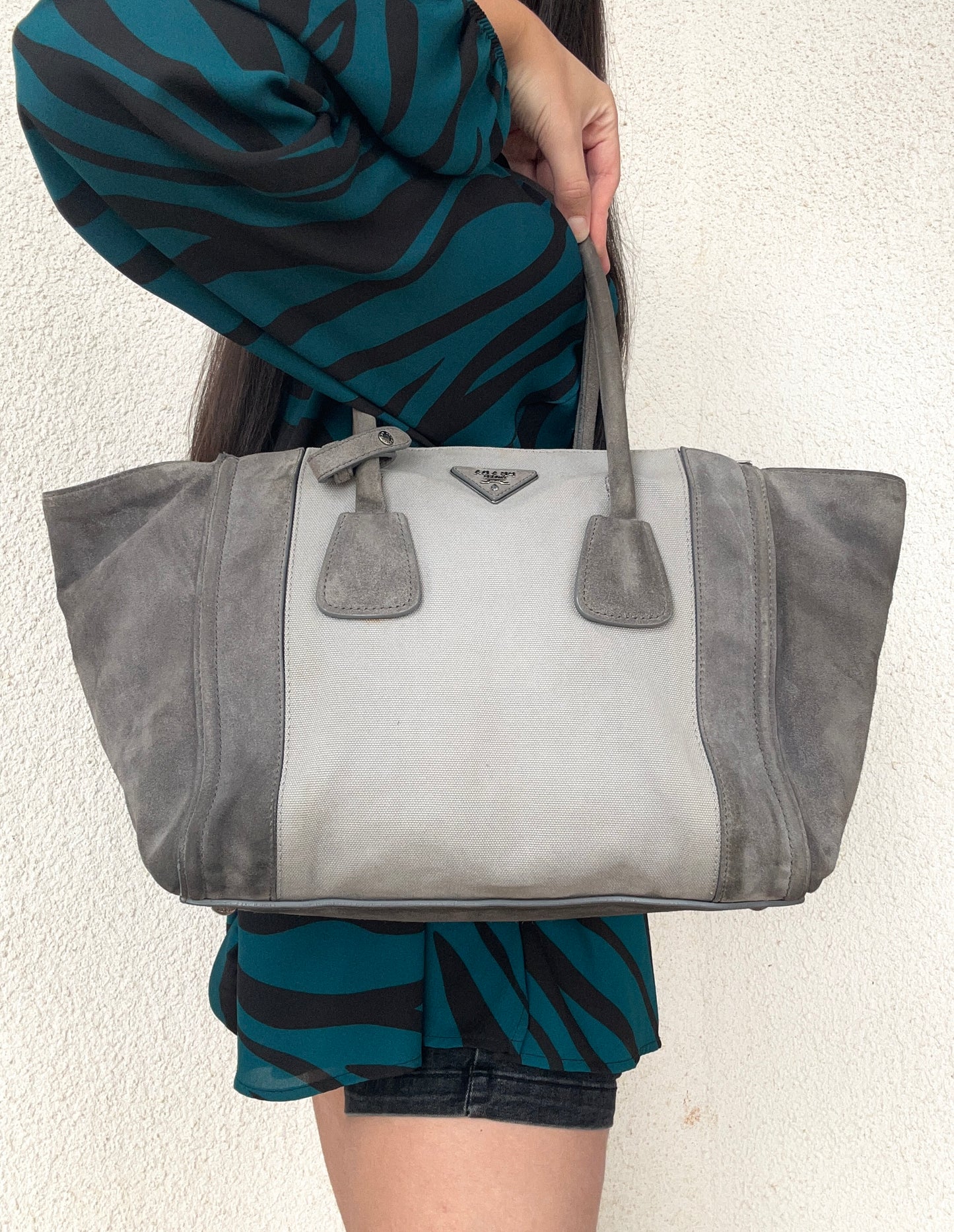 Prada tote bag grigia in tela e camoscio