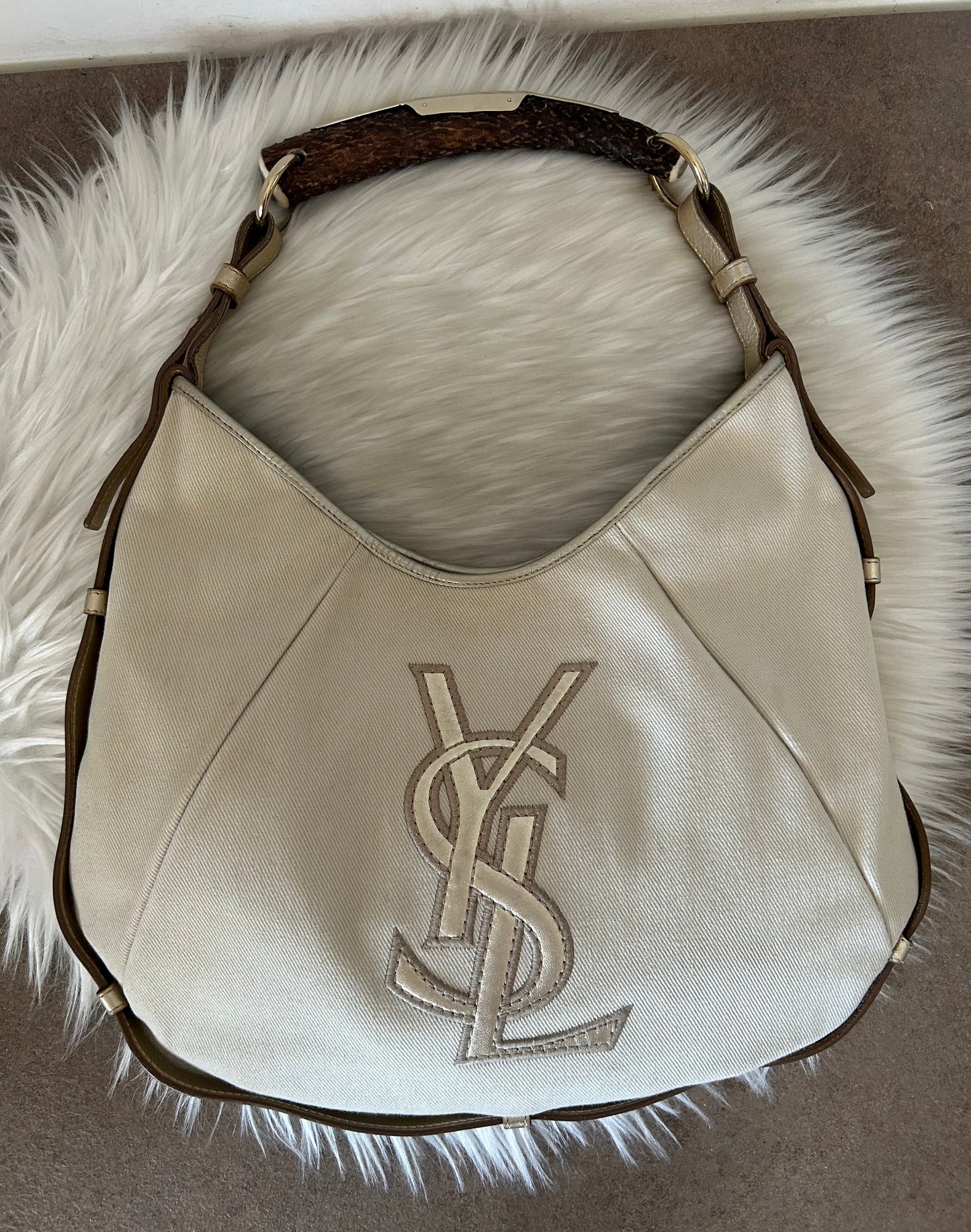 Yves Saint Laurent Mombasa con logo centrale