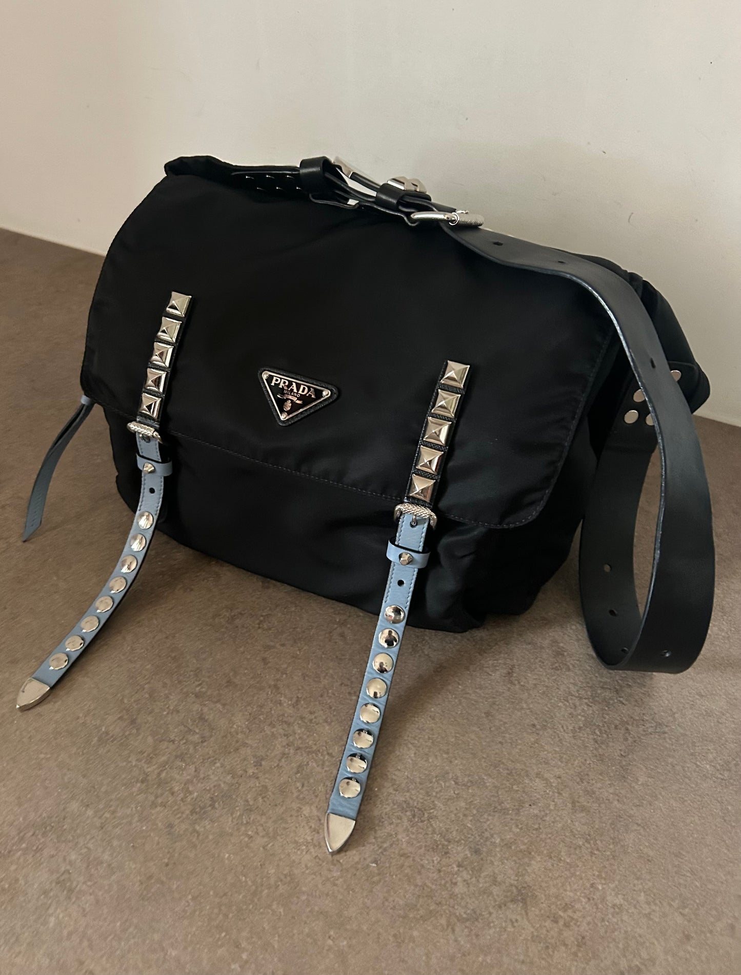 Prada tote in nylon con borchie