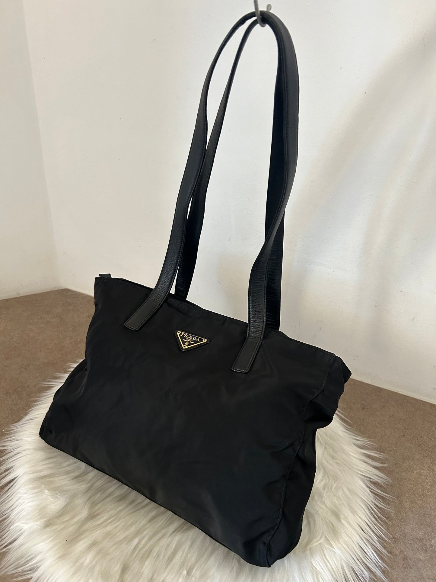 Prada tote in nylon e pelle nera