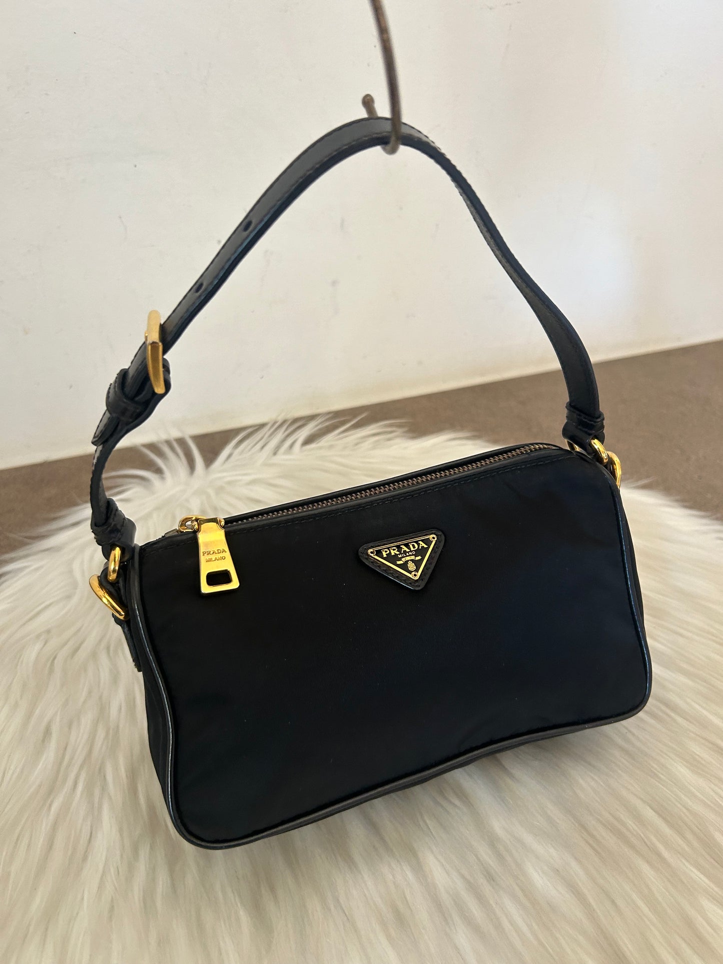 Prada baguette in nylon nera