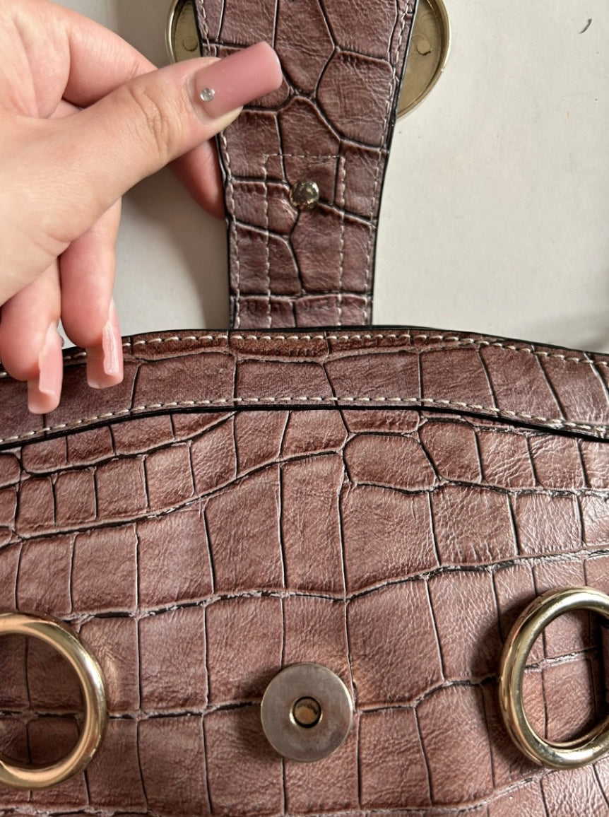 Guess in similpelle di coccodrillo viola