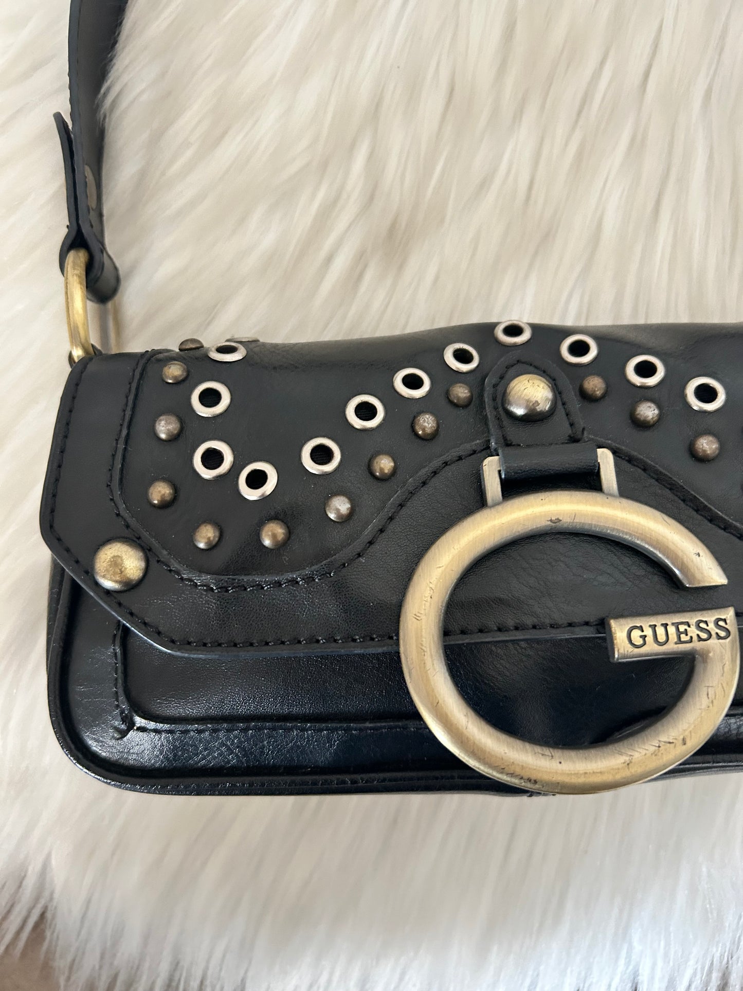 Borsa Guess vintage nera in similpelle con borchie