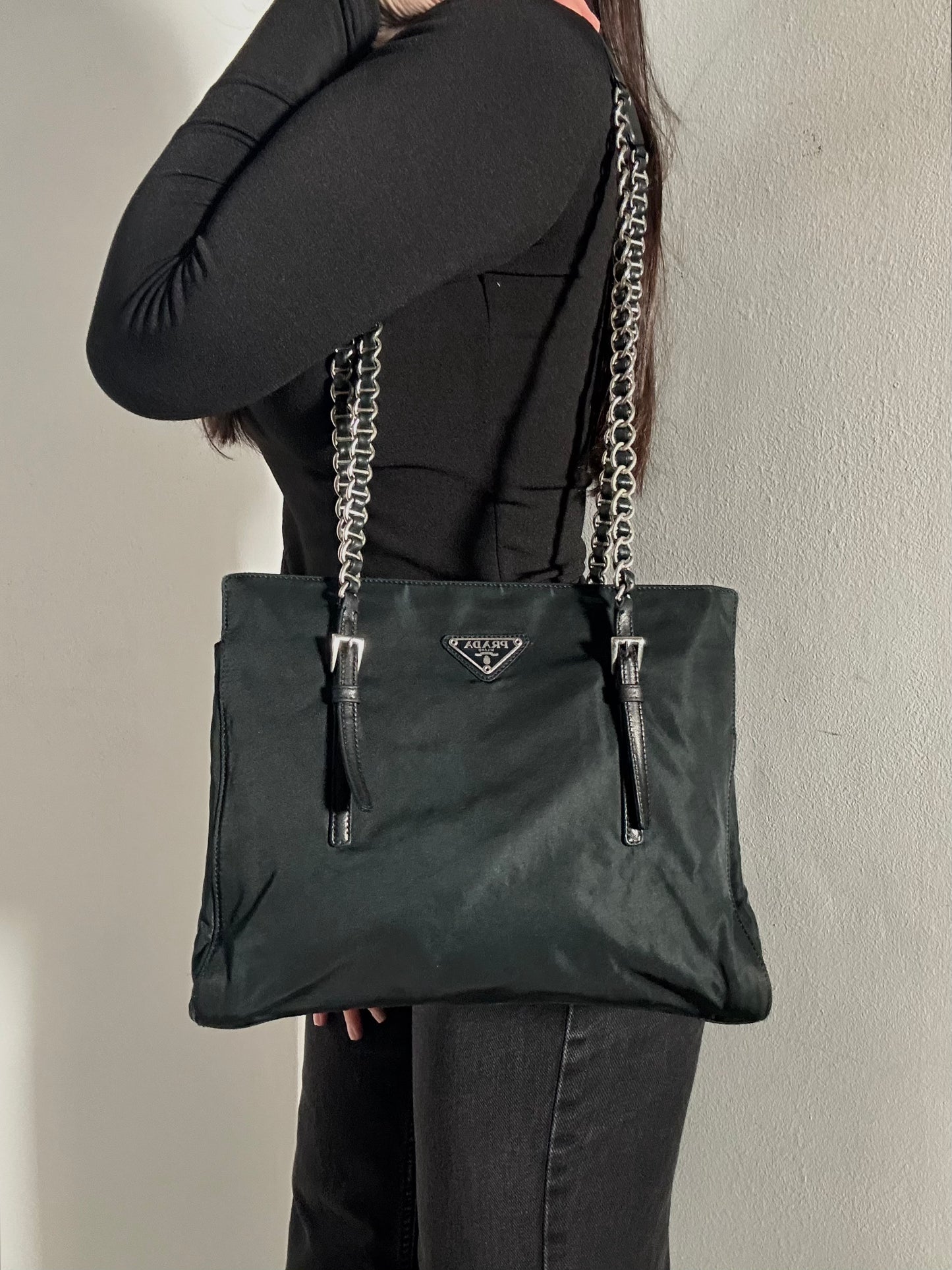 Prada tote in tela nera con catene