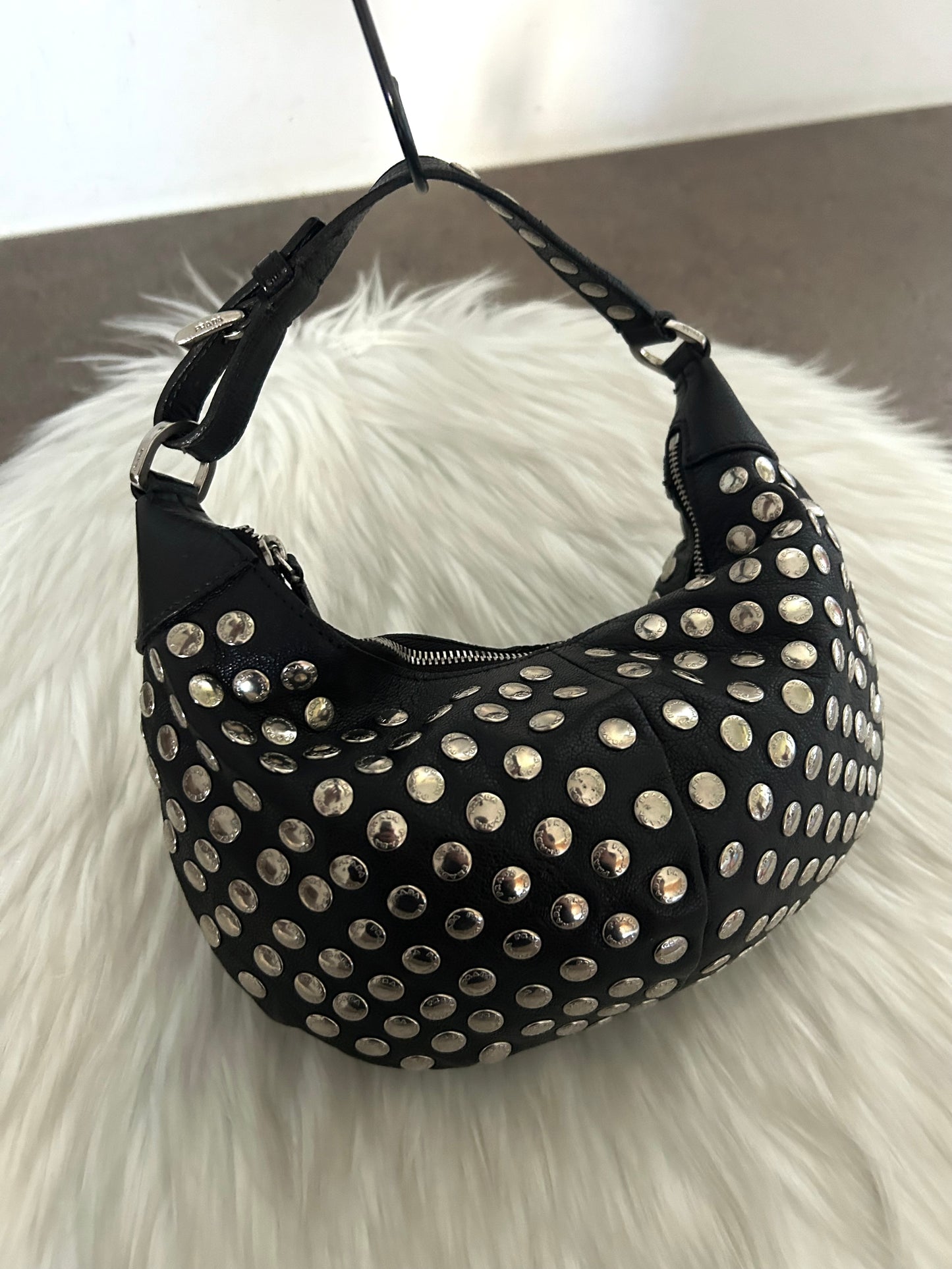 Prada Arqué in pelle nera con borchie logate