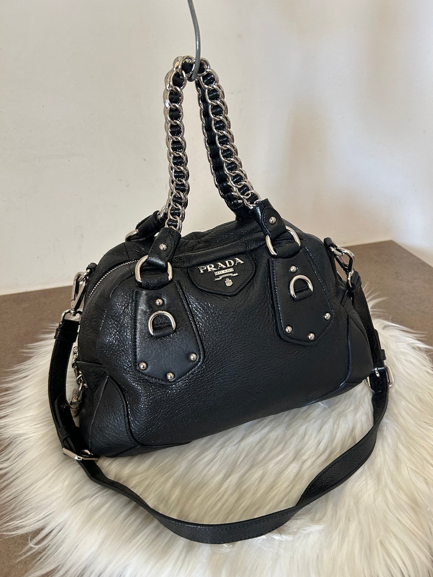Prada tote in pelle nera con tracolla