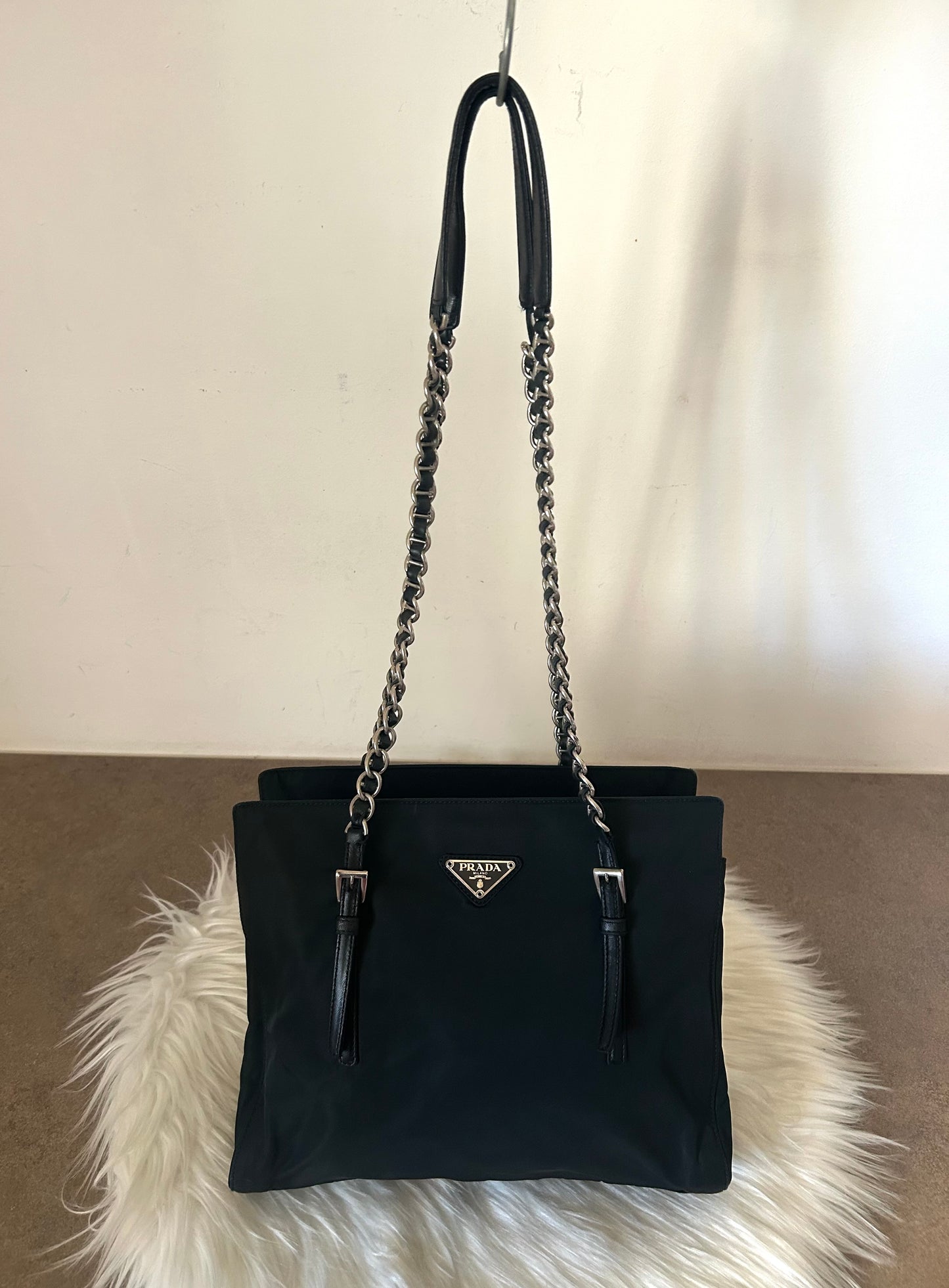Prada tote in tela nera con catene