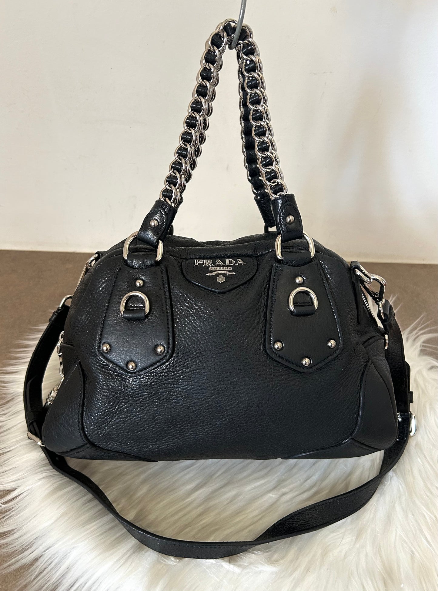 Prada tote in pelle nera con tracolla