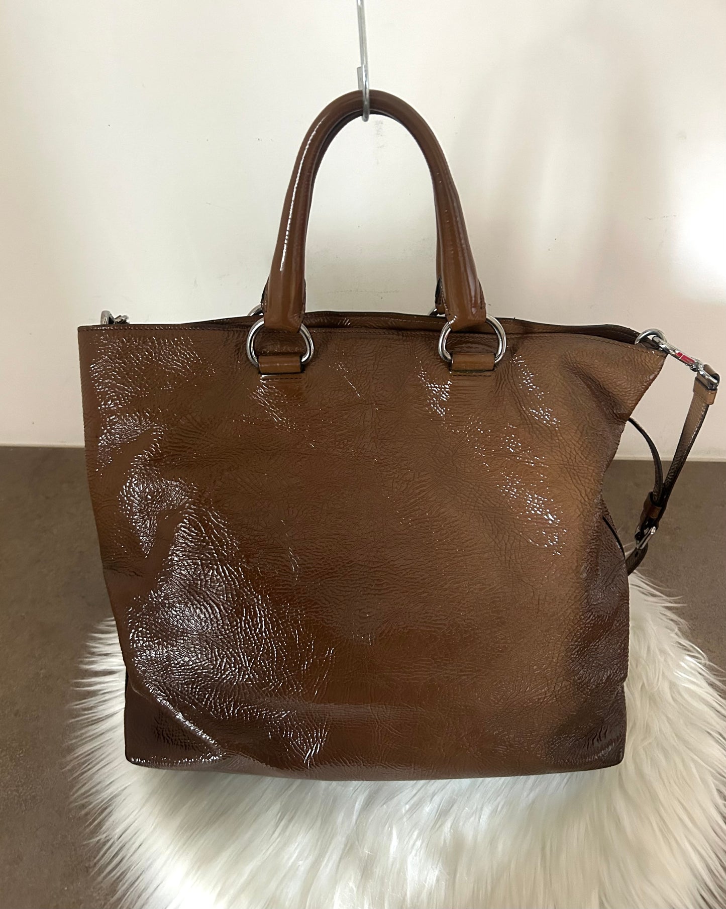 Prada tote in pelle verniciata