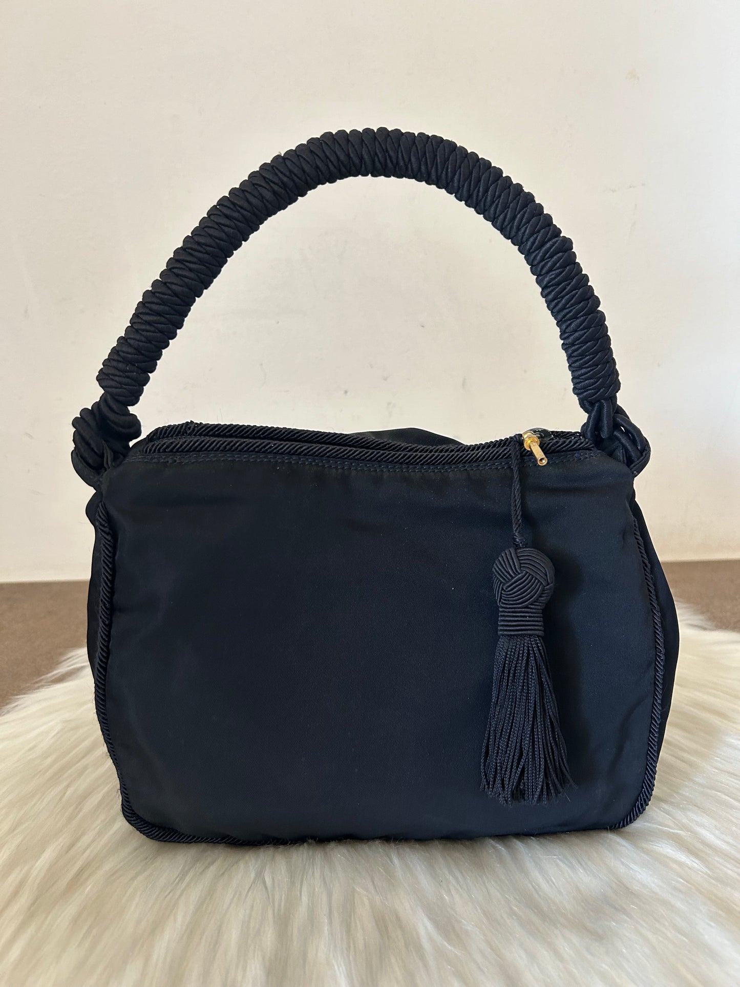 Prada con logo in perline olografiche