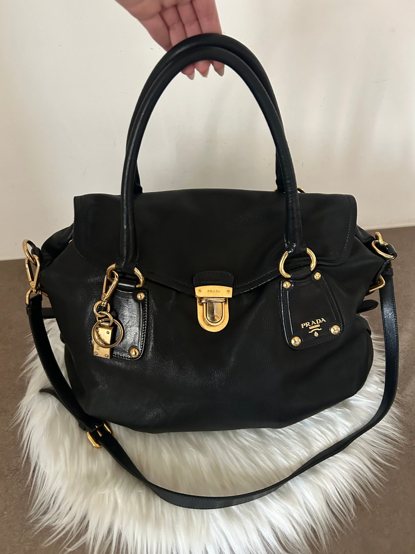 Prada tote in pelle nera con tracolla
