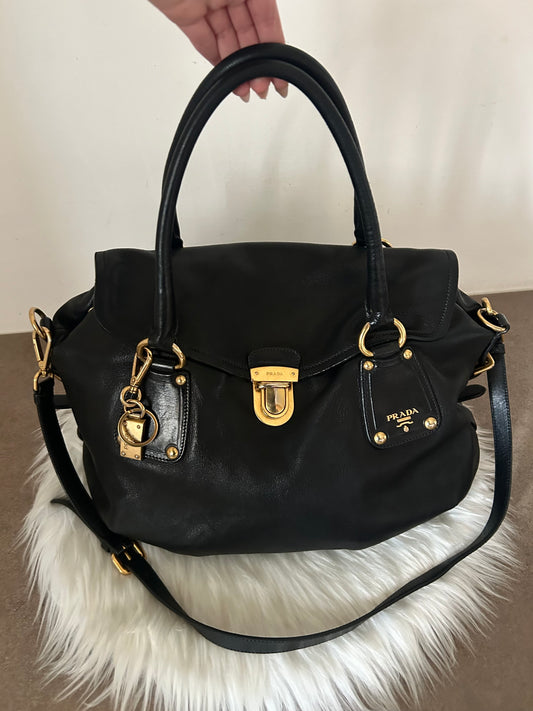 Prada tote in pelle nera con tracolla