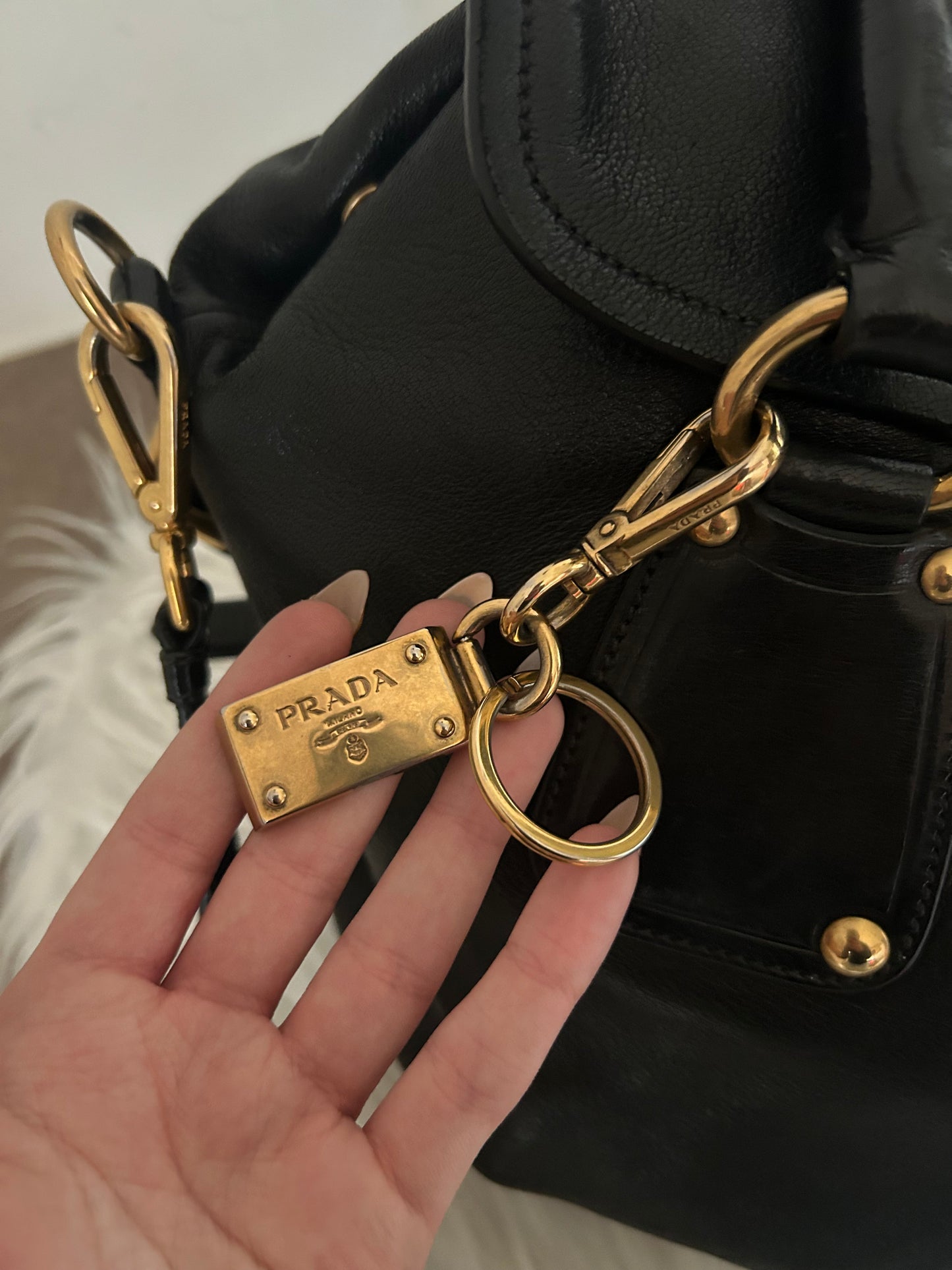 Prada tote in pelle nera con tracolla