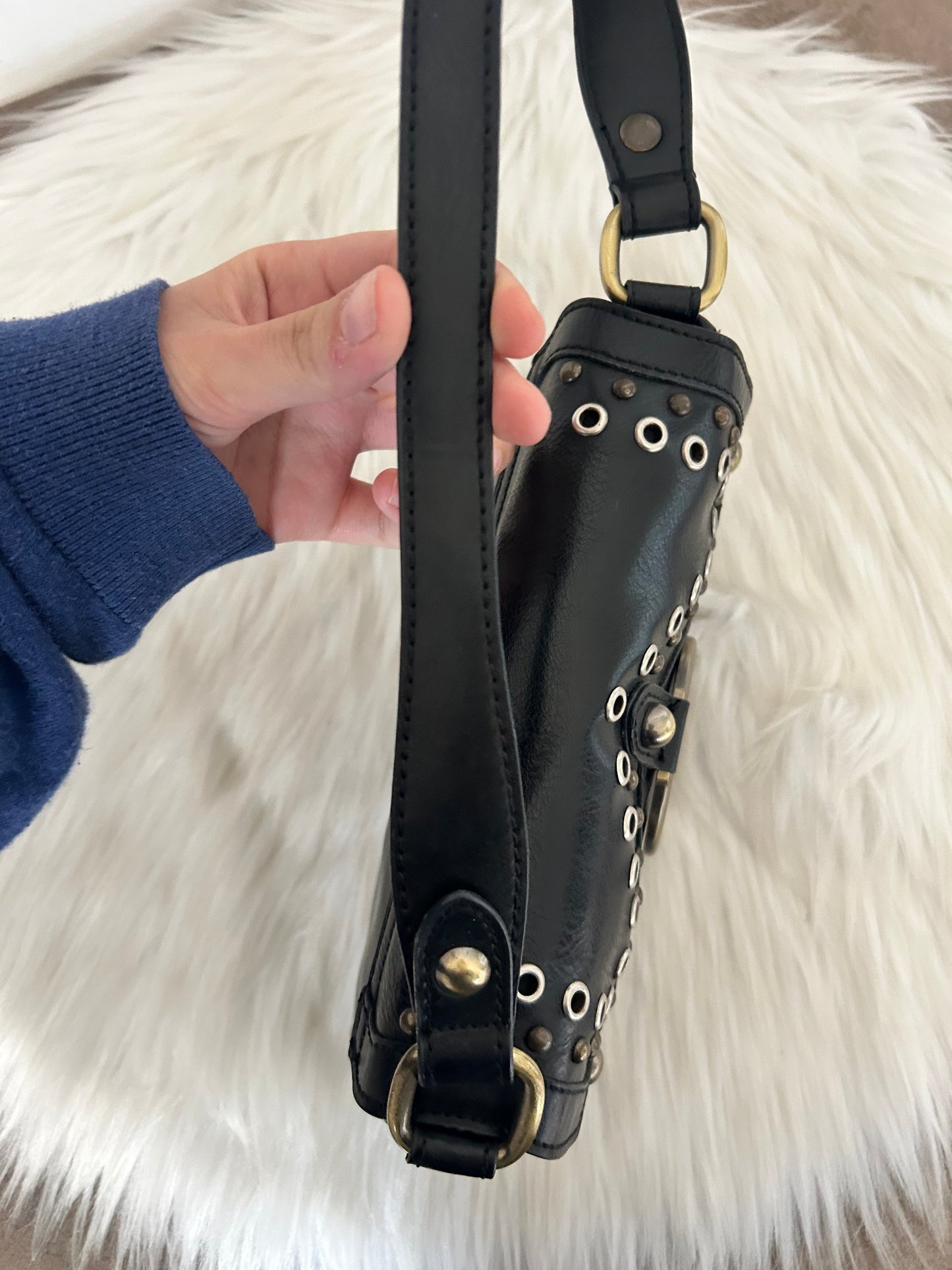 Borsa Guess vintage nera in similpelle con borchie