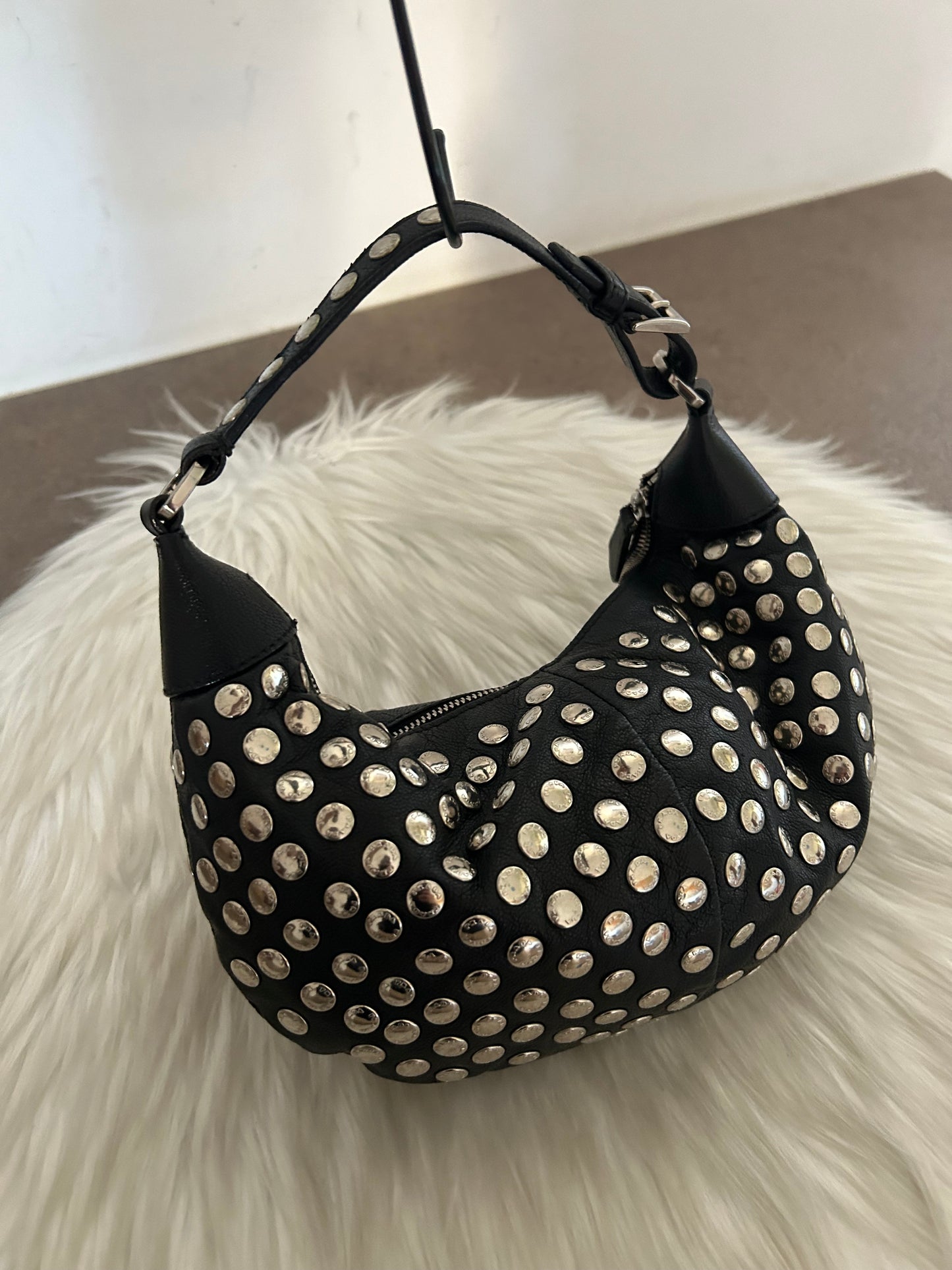 Prada Arqué in pelle nera con borchie logate