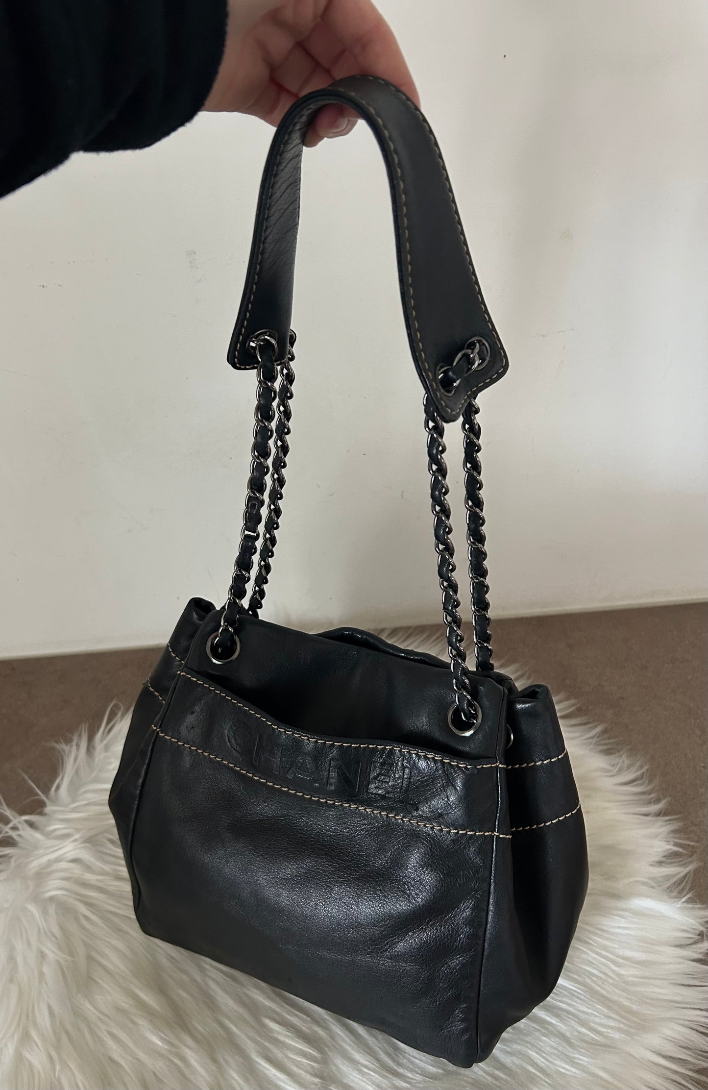 Chanel bucket in calfskin nera