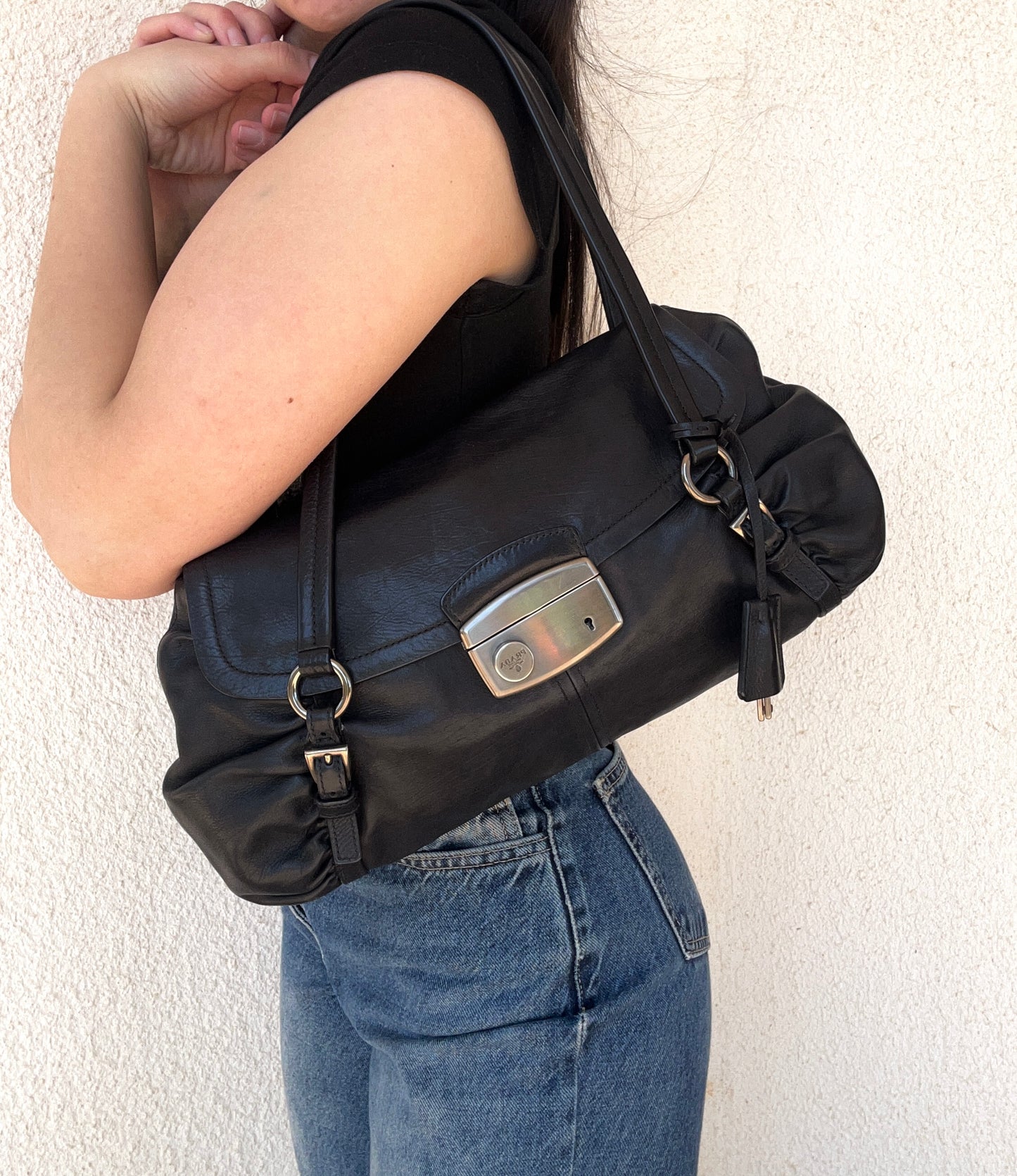 Prada tote in pelle nera di agnello e interni rosa