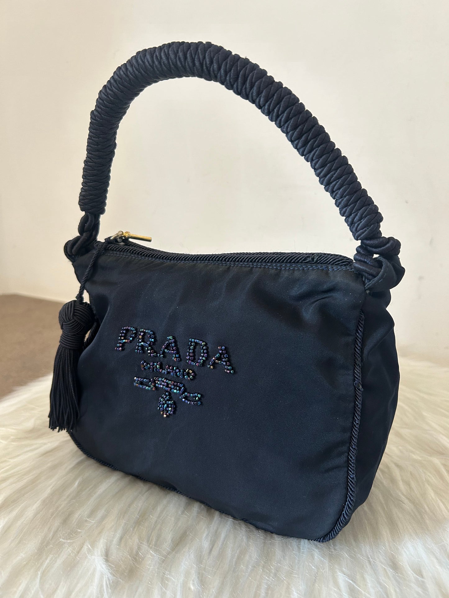 Prada con logo in perline olografiche