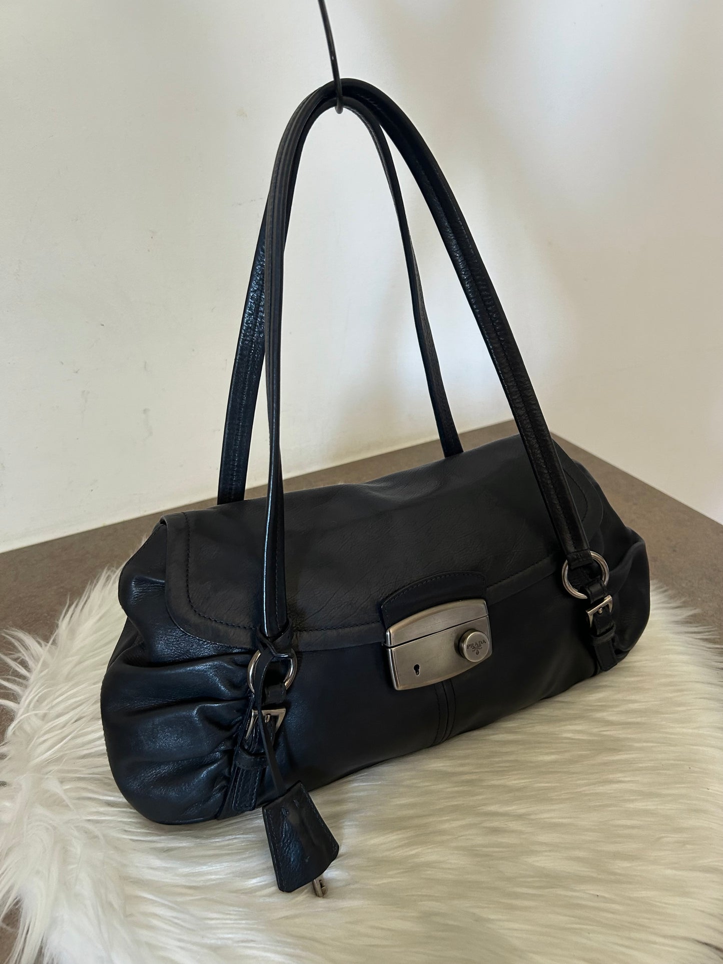 Prada tote in pelle nera di agnello e interni rosa