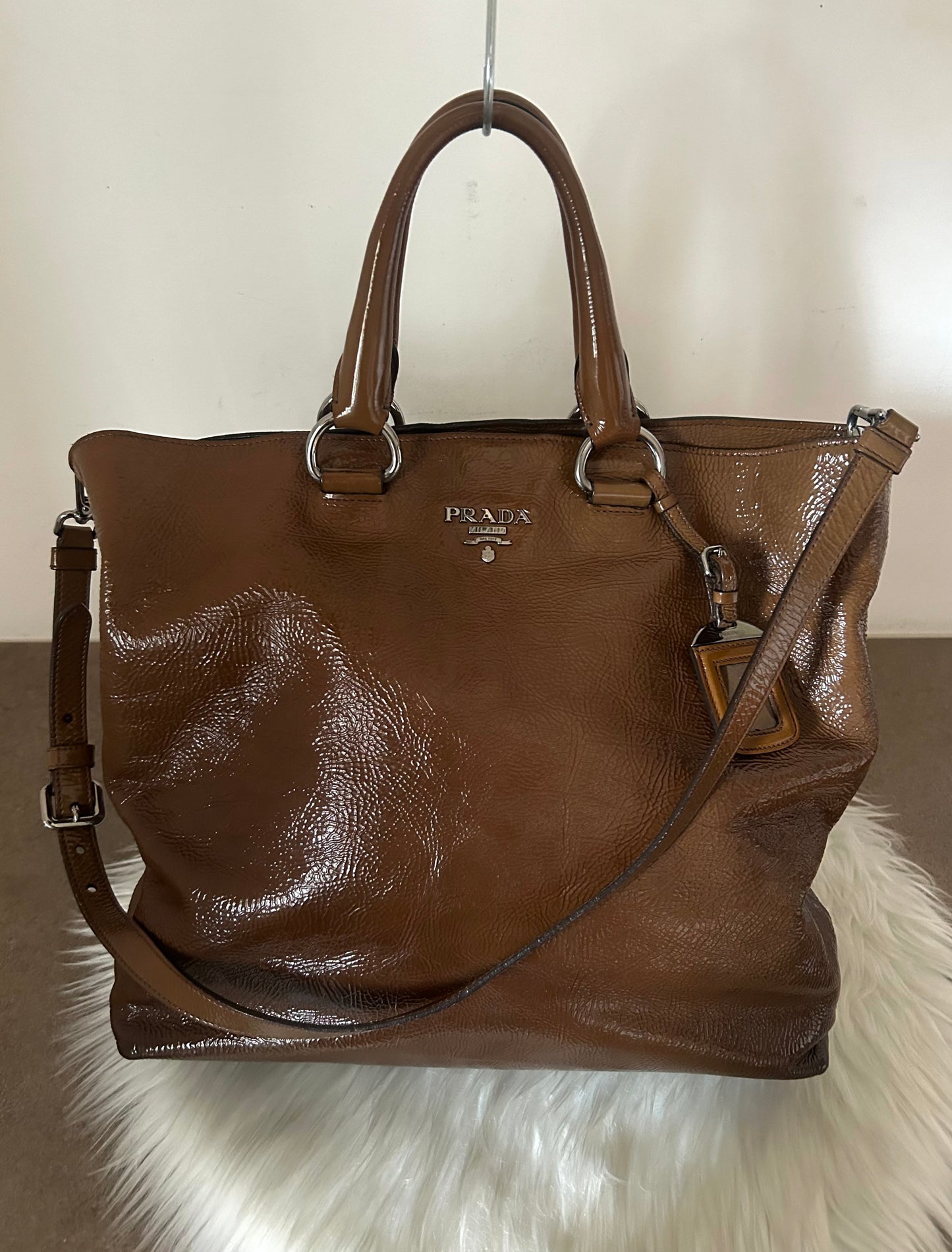 Prada tote in pelle verniciata