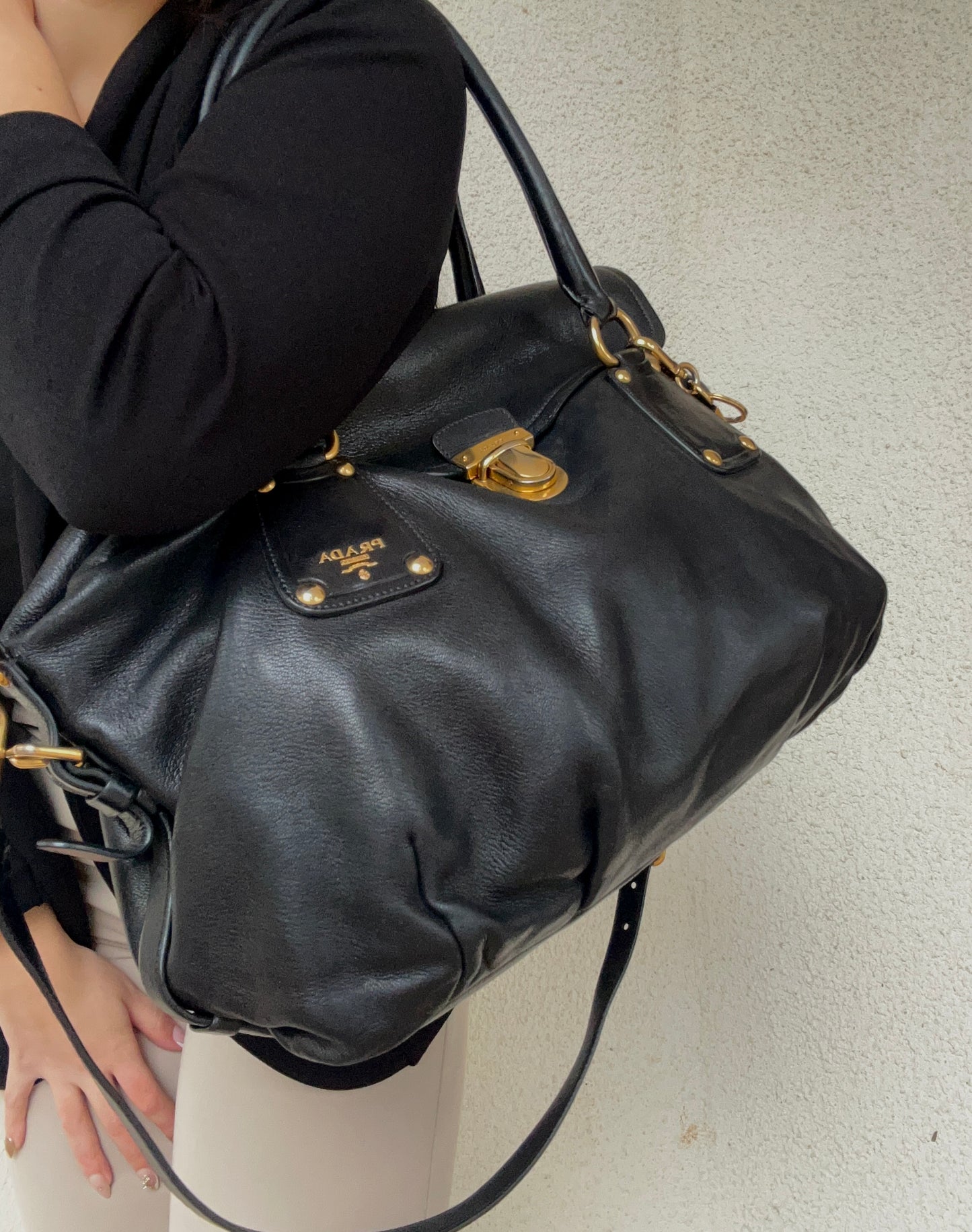 Prada tote in pelle nera con tracolla
