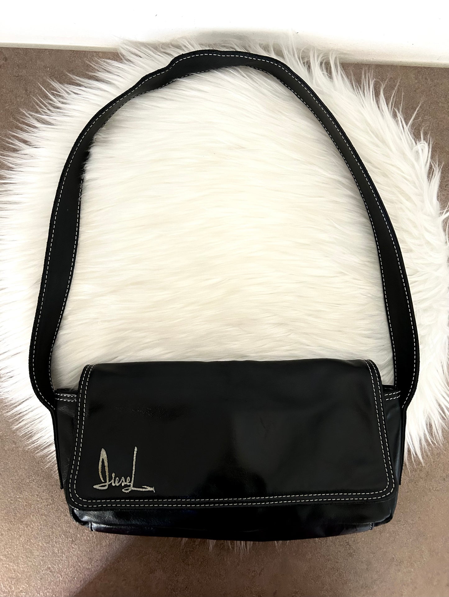 Diesel modello baguette in pelle vegana nera