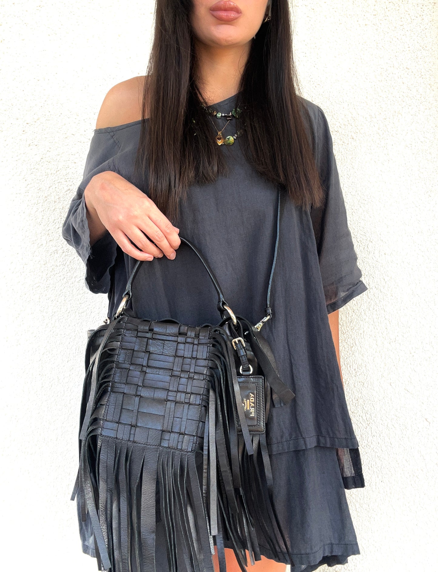 Prada in pelle nera con frange