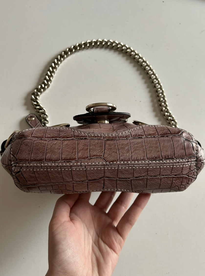 Guess in similpelle di coccodrillo viola