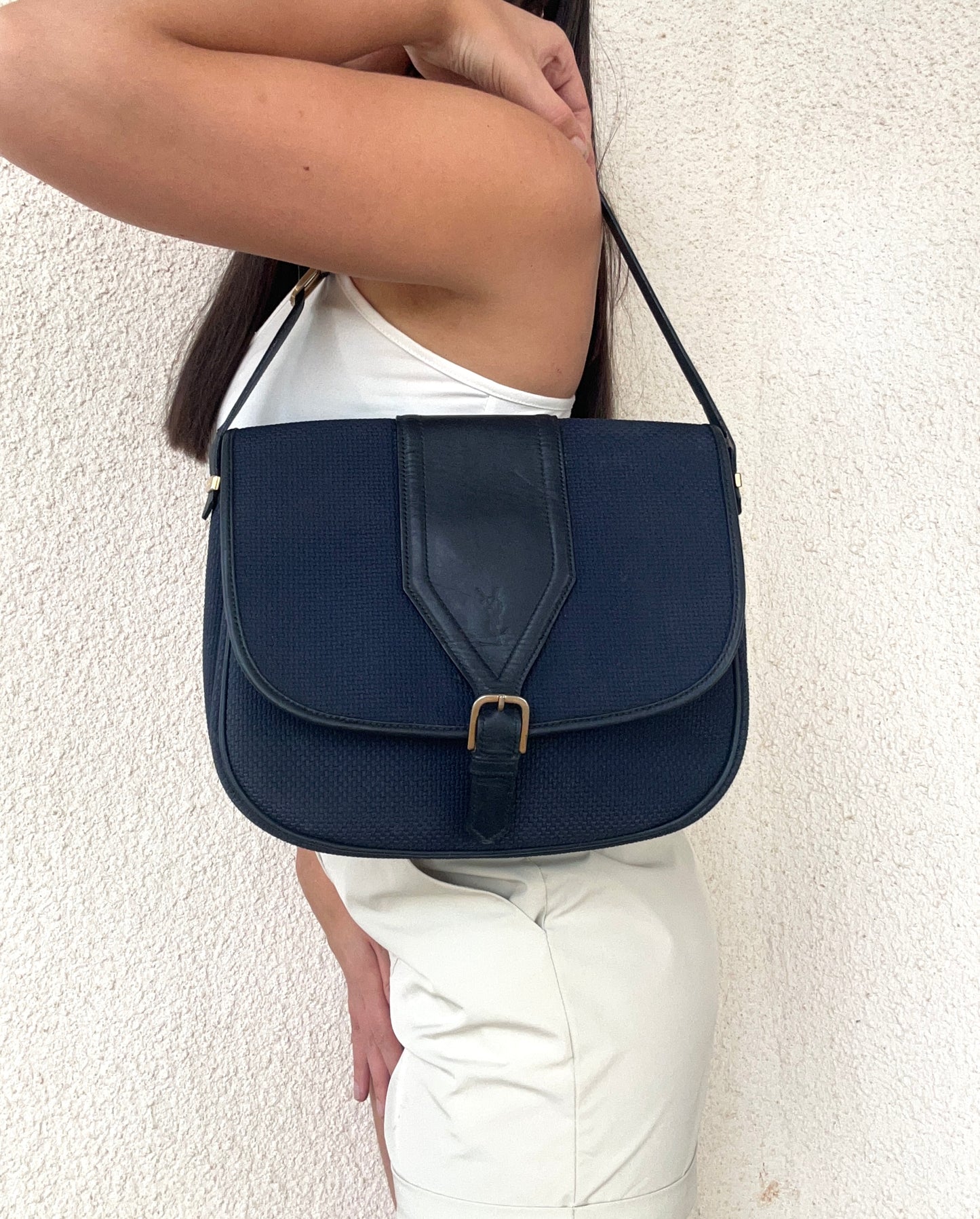 Yves Saint Laurent modello postina blu scuro