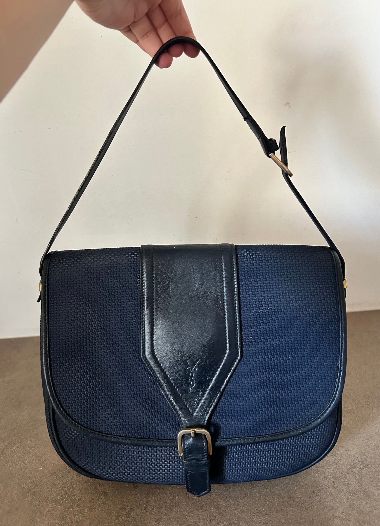 Yves Saint Laurent modello postina blu scuro