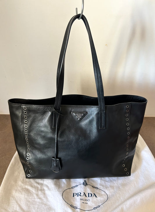 Prada tote in pelle con borchie
