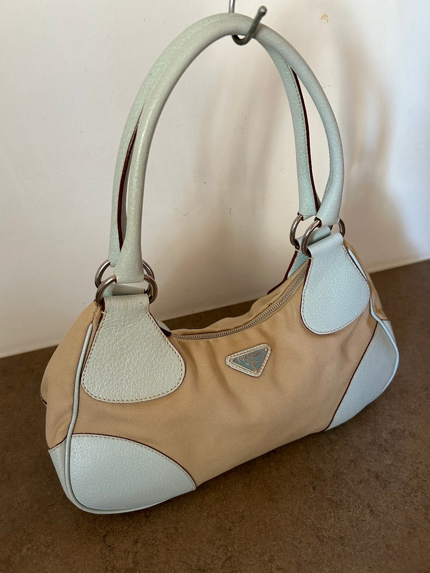 Prada Moon in tela beige e angoli e manico in pelle ciano