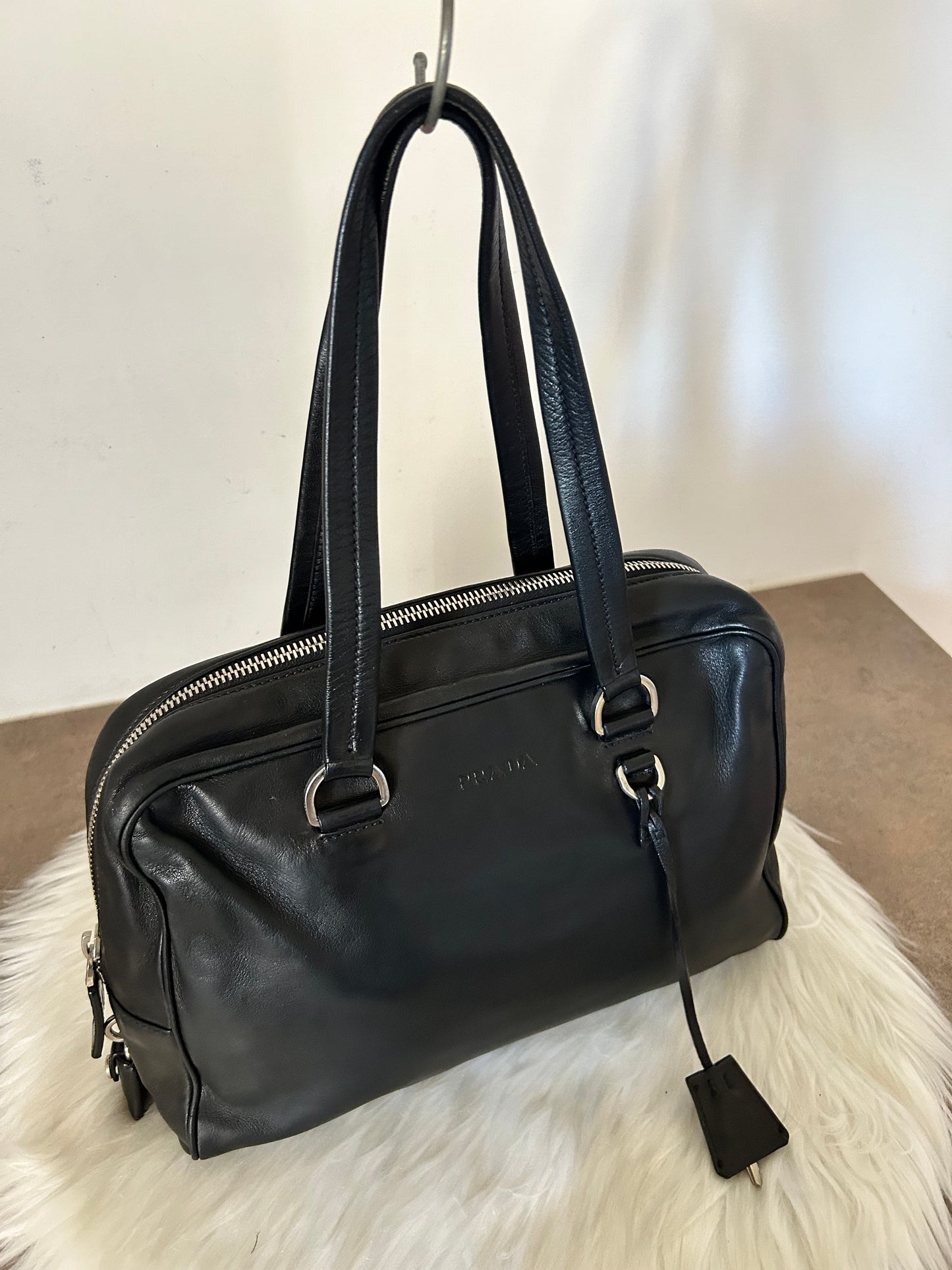 Prada tote bag in pelle nera e interni rosa