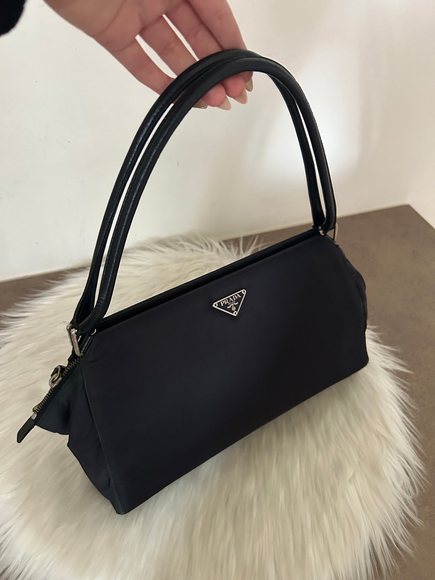 Prada baguette viola scuro in nylon